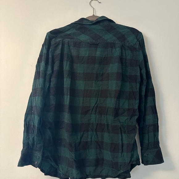 Aritzia- TNA Green and Black Plaid Flannel Button Up - Picture 2 of 3